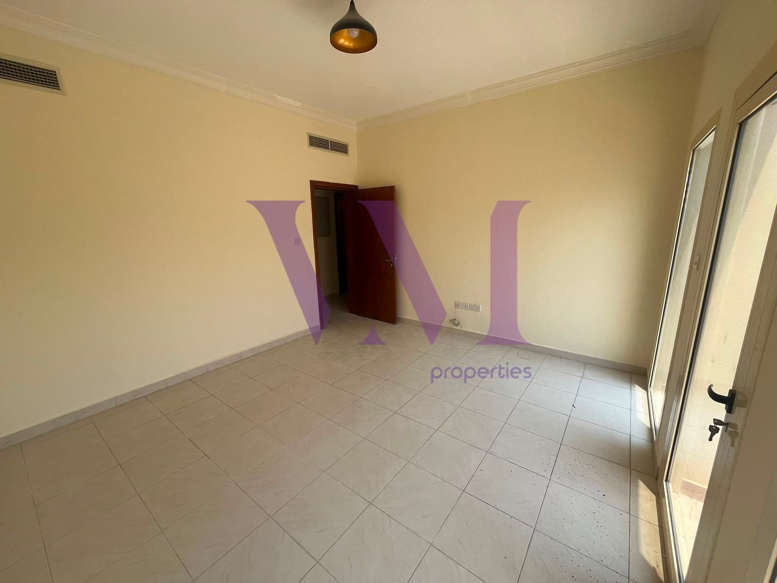 Spacious 4-Bed Townhouse | Prime Location — Al Hamra Village