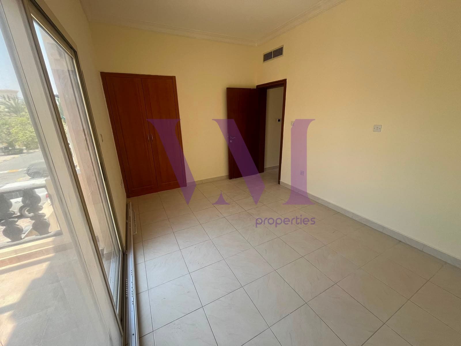 Spacious 4-Bed Townhouse | Prime Location — Al Hamra Village