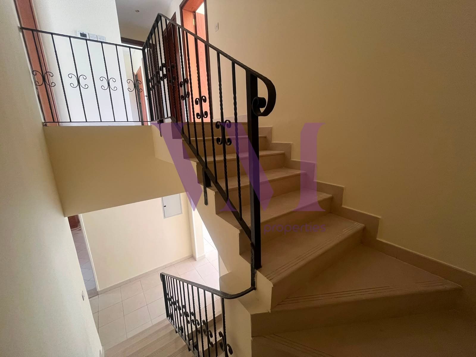 Spacious 4-Bed Townhouse | Prime Location — Al Hamra Village