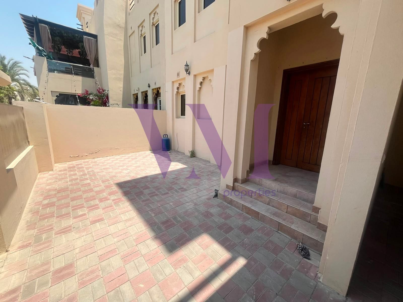 Spacious 4-Bed Townhouse | Prime Location — Al Hamra Village