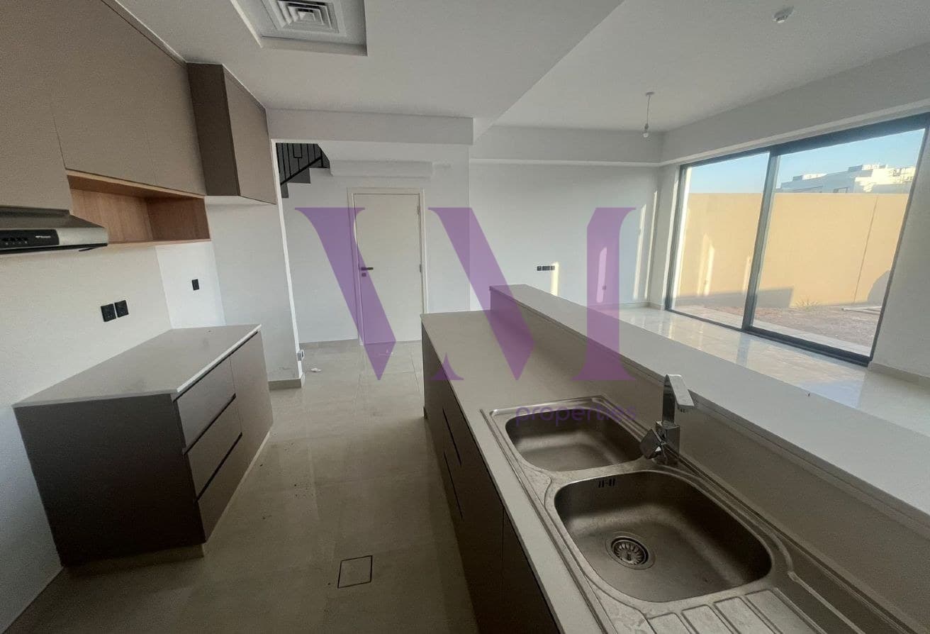 Canal View 3 BR + Maid | Falcon North — Al Hamra Village