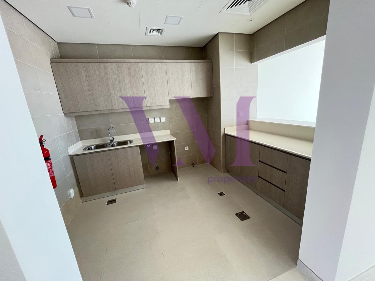 Spacious Family Villa | Excellent Condition — Mina Al Arab