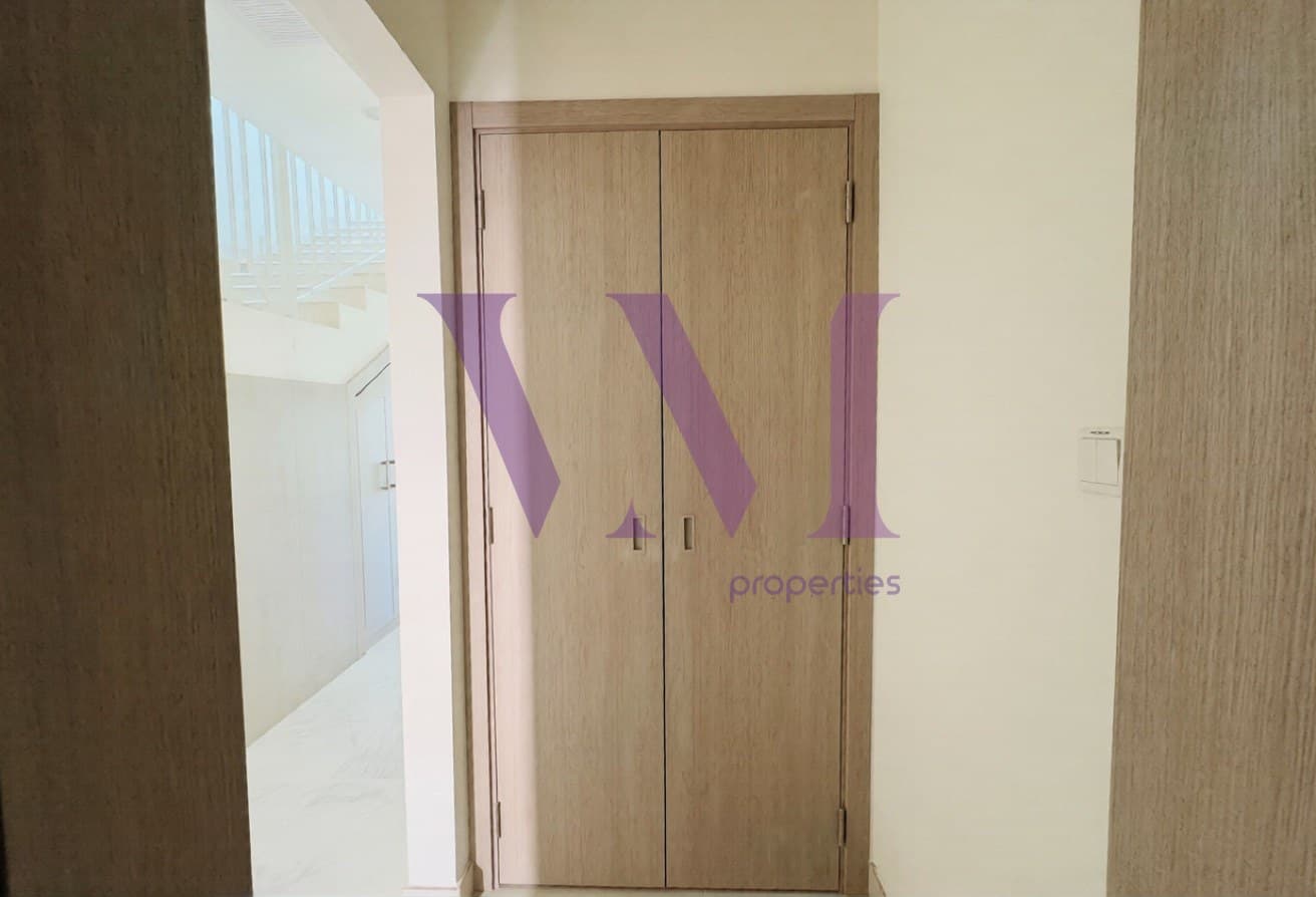 Corner Unit | Luxury Living | Excellent Condition — Mina Al Arab